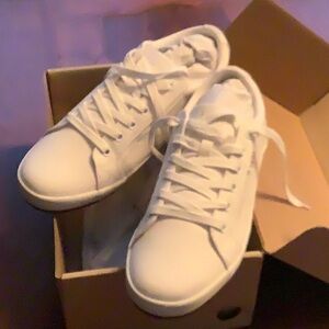 Taos women’s sneakers size 9 medium, Mint in Box